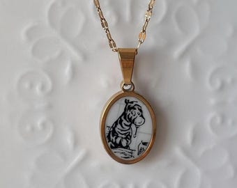 Naszyjnik z zawieszką "Tygrysek Kubuś Puchatek i jego szkicownik" | Ręcznie robiona porcelanowa biżuteria