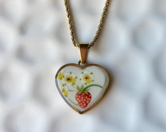 Collar con colgante de corazón de fresa en porcelana rota / Lynbrook by Noritake / Joyería de porcelana vintage