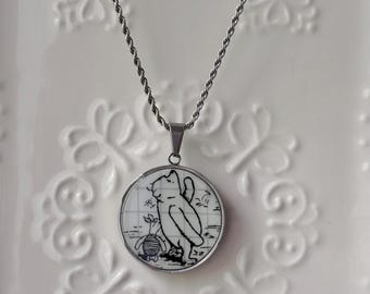Naszyjnik z zawieszką z Kubusiem Puchatkiem i jego szkicownikiem | Ręcznie robiona biżuteria porcelanowa