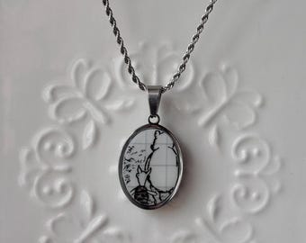 Naszyjnik z zawieszką z Kubusiem Puchatkiem i jego szkicownikiem | Ręcznie robiona biżuteria porcelanowa