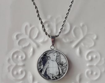 Naszyjnik z zawieszką z Kubusiem Puchatkiem i jego szkicownikiem | Ręcznie robiona biżuteria porcelanowa