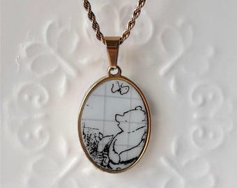 Naszyjnik z zawieszką z Kubusiem Puchatkiem i jego szkicownikiem | Ręcznie robiona biżuteria porcelanowa