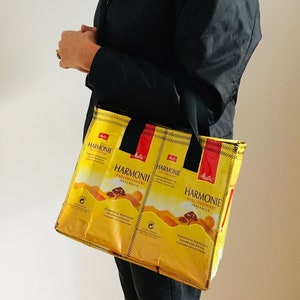 Kleiner gelber Shopper Upcycling nachhaltig Einkaufstasche Sporttasche Schultertasche Kaffeetüten Alu wasserfest waschbar praktisch schön