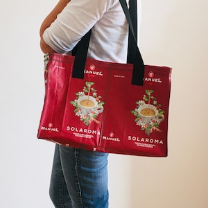 Großer roter Shopper Manuel Solaroma Upcycling nachhaltig Einkaufstasche Sporttasche Schultertasche Kaffetüten Alu waschbar praktisch