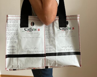 Großer weißer Shopper Caffeista Upcycling nachhaltig Einkaufstasche Sporttasche Schultertasche Kaffetüten genäht praktisch wasserfest Alu