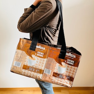 Großer kupferner Shopper Lavazza Crema e Aroma Upcycling nachhaltig Einkaufstasche Sporttasche Schultertasche Kaffeetüten Alu waschbar