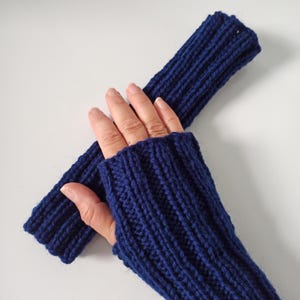 Polswarmers DONKERBLAUW! Manchetten, polswarmers, handwarmers, wollen handwarmers, wintergebreide dameshandschoenen, armwarmers, duimgat, yogawarmers