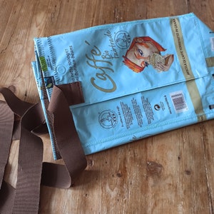 Großer hellblauer Shopper Caffé Bio Fairtrade Upcycling Einkaufstasche Sporttasche Schultertasche nachhaltig Kaffeetüten Alu waschbar Bild 7