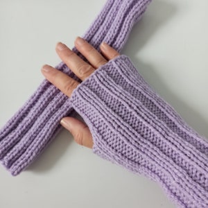 Polswarmers LILAC! Manchetten, polswarmers, handwarmers, wollen handwarmers, winter gebreide dameshandschoenen, armwarmers, duimgat, yogawarmers