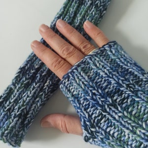 Polswarmers BLAUWE TINTEN! Manchetten, polswarmers, handwarmers, wollen handwarmers, wintergebreide dameshandschoenen, armwarmers, duimgat, yogawarmers