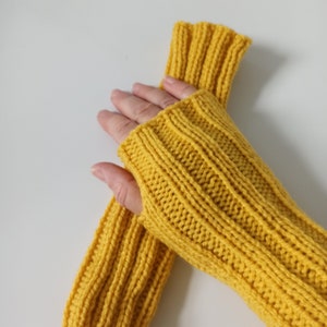 Polswarmers GEEL! Manchetten, polswarmers, handwarmers, wollen handwarmers, winter gebreide dameshandschoenen, armwarmers, duimgat, yogawarmers