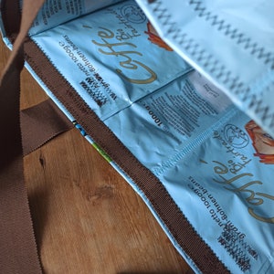 Großer hellblauer Shopper Caffé Bio Fairtrade Upcycling Einkaufstasche Sporttasche Schultertasche nachhaltig Kaffeetüten Alu waschbar Bild 8