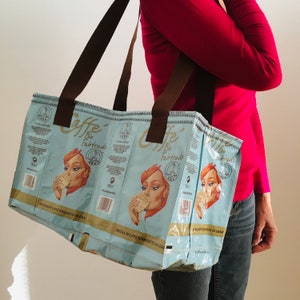 Großer hellblauer Shopper Caffé Bio Fairtrade Upcycling Einkaufstasche Sporttasche Schultertasche nachhaltig Kaffeetüten Alu waschbar Bild 2