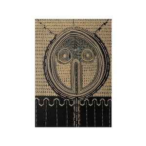 Puede incluir: Lámina de arte abstracto en negro y marrón que representa un diseño de máscara estilizada. La obra de arte tiene una forma circular con patrones y líneas detalladas. El fondo es marrón con un patrón repetitivo y la máscara es negra.