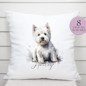 Peut inclure: Coussin carré blanc avec une illustration à l'aquarelle d'un West Highland White Terrier. Le chien est assis, avec le nom "Hailey" en dessous. Un cercle rose indique "8 Designs Available".