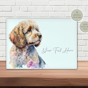 Könnte beinhalten: Ein rechteckiges Glasschneidebrett mit einer Aquarellillustration eines goldbraunen Spaniels. Der hellblaue Hintergrund enthält den Text Your Text Here sowie zwei kreisförmige Abzeichen mit der Aufschrift 8 DESIGNS AVAILABLE und ADD YOUR OWN TEXT.