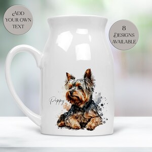 Könnte beinhalten: Eine weiße Keramikkrug mit gebogenem Griff, mit einer Aquarellillustration eines Yorkshire Terrier-Hundes. Der Hund ist schwarz, braun und hellbraun, mit dem Namen "Poppy" darunter. Text auf dem Bild lautet "Add Your Own Text" und "8 Designs Available".
