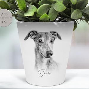 Könnte beinhalten: Ein weißer Keramik-Blumentopf mit einem Graustufen-Porträt eines Windhundes. Der Name des Hundes, "Sam", ist darunter in Kursivschrift geschrieben. Der Topf hat einen runden Aufkleber "Add Your Own Text".
