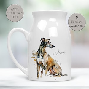 Peut inclure: Pichet en céramique blanche avec une peinture à l'aquarelle d'un lévrier. Le chien est marron, gris et beige avec le nom "Jessie". Le pichet a une grande anse et le texte "Add Your Own Text" et "8 Designs Available".