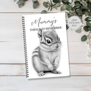 Könnte beinhalten: Spiralgebundenes Notizbuch mit einer Schwarz-Weiß-Illustration eines Chipmunks. Auf dem Cover steht "Mummy's Things to Remember" in eleganter Schrift. Eine runde Grafik auf der rechten Seite zeigt "Add Your Own Text".