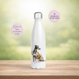 Könnte beinhalten: Weiße, isolierte Wasserflasche mit silbernem Deckel, mit einer Aquarell-Illustration eines Windhundes. Der Name "Janine" steht unter dem Hund. Auf der Flasche steht "8 Designs Available" und "Optional Add Your Own Name".