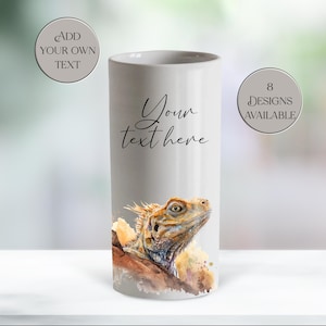 Peut inclure: Un vase cylindrique gris clair avec une illustration à l'aquarelle d'un lézard. Le lézard est brun, jaune et orange. Le texte "Your text here" est écrit sur le vase. Deux graphiques circulaires indiquent "Add your own text" et "8 designs available."