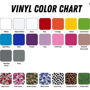 Puede incluir: Una tabla de colores de vinilo con una variedad de colores lisos y estampados. Los colores lisos incluyen negro, blanco, rojo, naranja, amarillo, verde y azul. Las opciones estampadas incluyen camuflaje, estampado de vaca, leopardo y tie-dye.