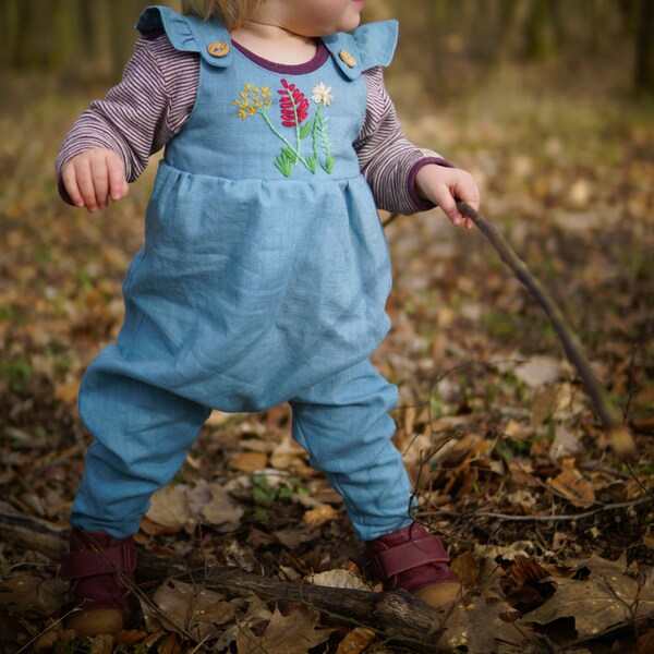 Latzhose aus Leinen, Romper, Strampler, Sommerhose Jumpsuit Leinenhose für Babys und Kinder, Stickerei gegen Aufpreis möglich