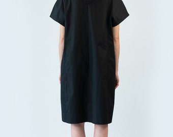 YAEL Czarna sukienka-tunika, 100% bawełniana sukienka o kroju trapezu z kieszeniami, do kolan, ręcznie robiona, Slowfashion, dekolt w serek, czarna sukienka letnia