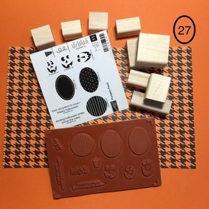 Może przedstawiać: Zestaw drewnianych stempli z motywem Halloween. Stempelki przedstawiają dynie, dynie z wyciętymi oczami i tekstem "from our patch to yours - happy halloween! sending halloween smiles across the miles!"