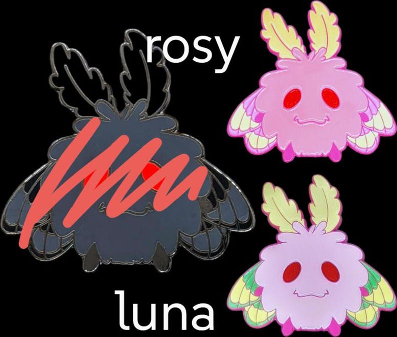 Pu&ograve; includere: Tre spille smaltate a forma di falena. Una &egrave; grigio scuro con dettagli rossi e la parola "luna" sotto. Due sono rosa con dettagli gialli e verdi, e la parola "rosy" &egrave; sopra una.