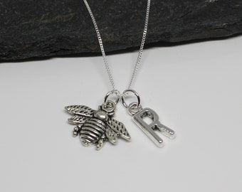 Halsband med personlig initial i silver med honungsbi, halsband i sterlingsilver, present till biälskare