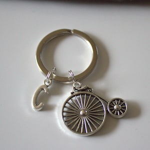 Penny Farthing Schlüsselring, Personalisierter Penny Farthing Bike Schlüsselring, Old Fashioned Bike Schlüsselanhänger, Penny Farthing Bike Initial Schlüsselring