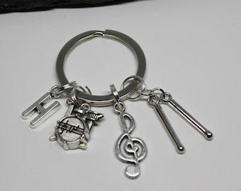 Trommel und Trommelsticks Treble Clef Personalisiert Initial Birthstone Schlüsselring, Trommel Kit Schlüsselring, Musiker Schlüsselring,