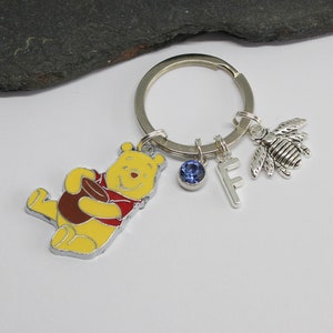 Winnie l'ourson inspiré porte-clés initial personnalisé, porte-clés abeille ours ourson, porte-clés ours initial personnalisé