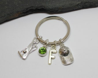 Llavero de críquet personalizado: dije con inicial y piedra de nacimiento