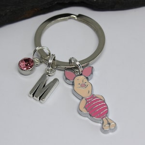 Llavero de cerdito: inspirado en Winnie the Pooh, inicial personalizada, acero inoxidable