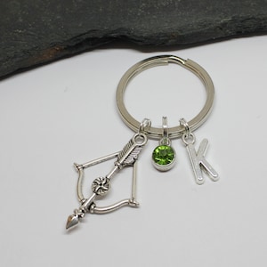 Llavero de tiro con arco, llavero de arco y flecha, llavero de ballesta, llavero de arquero personalizado, llavero de ballesta inicial, regalo de arquero de piedra de nacimiento