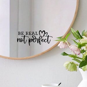 Soyez un véritable décalque de miroir pas parfait. Autocollant quotidien d'affirmation, d'inspiration, de vibrations positives et de citation de motivation. Cadeau parfait pour elle/lui