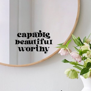 Décalcomanie de miroir digne d'une belle capacité. Autocollant quotidien d'affirmation, d'inspiration, de vibrations positives et de citation de motivation. Cadeau parfait pour elle/lui