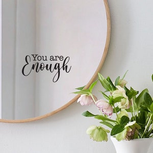 Vous êtes assez décalcomanie miroir. Autocollant quotidien d'affirmation, d'inspiration, de vibrations positives et de citation de motivation. Cadeau parfait pour elle/lui