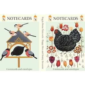 Op de afbeelding: Twee sets briefkaarten met illustraties. Eén toont een vogelhuisje met vogels, de andere een zwarte kip met tulpen. Elke set bevat zes briefkaarten en enveloppen. De tekst "NOTECARDS" staat bovenaan.