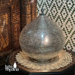 Marockansk bords- eller golvlampa i piercad mässing, hantverksmässig utskuren stående lampa, dekorativ geometrisk belysning för elegant heminredning