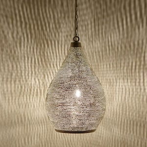 Op de afbeelding: Een druppelvormige hanglamp met een geperforeerde metalen kap. De kap is donkerbrons van kleur en is bedekt met kleine, gelijkmatig verdeelde gaatjes. Het licht hangt aan een ketting en verlicht de omgeving.