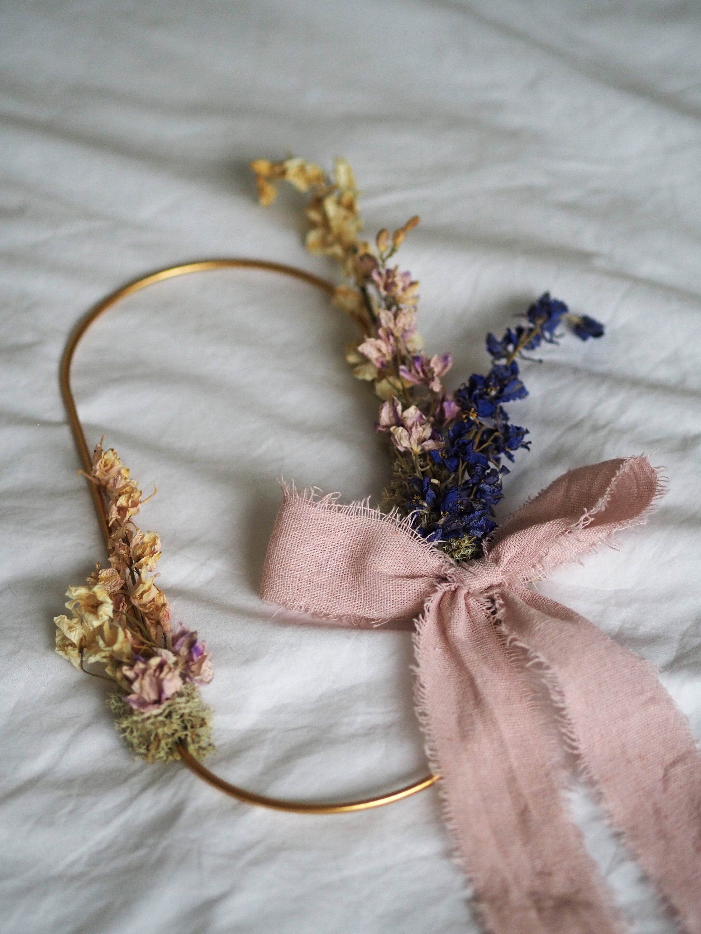 Couronne Ovale Dorée en Fleurs Séchées