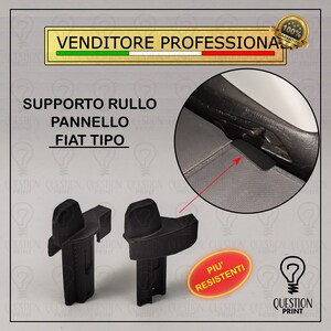 Op de afbeelding: Twee zwarte kunststof deurpaneelclips, ontworpen voor Fiat Tipo-voertuigen. De clips worden getoond naast een close-up van een deurpaneel met een bevestigde zwarte kunststof clip. De tekst "Supporto Rullo Pannello Fiat Tipo" is zichtbaar in de afbeelding.