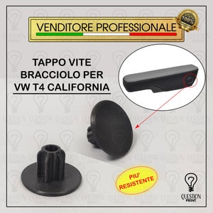 Könnte beinhalten: Zwei schwarze Kunststoffkappen für eine VW T4 California Armlehne. Die Kappen sind so konzipiert, dass sie die Schraubenlöcher an der Armlehne abdecken. Der Text "TAPPO VITE BRACCIOLO PER VW T4 CALIFORNIA" ist im Bild sichtbar.