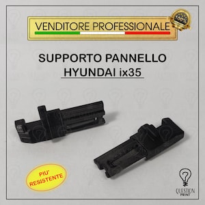 Op de afbeelding: Twee zwarte kunststof paneelsteunen voor een Hyundai ix35. De steunen zijn rechthoekig met parallelle groeven. De tekst "VENDITORE PROFESSIONALE" en "PIU' RESISTENTE" zijn zichtbaar.