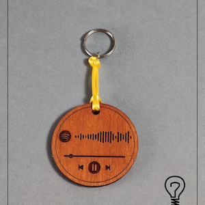 interaktiver, personalisierter hölzerner Spotify-Schlüsselanhänger, scannbarer QR-Code, Retro-Kassette