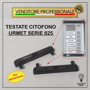Può includere: Primo piano di due placche frontali in plastica nera per un sistema di citofono. Le placche frontali sono etichettate "PIU' RESISTENTE" e presentano un piccolo ritaglio rettangolare. L'immagine mostra anche un pannello di citofono argentato con un elenco di nomi e il marchio "URMET".